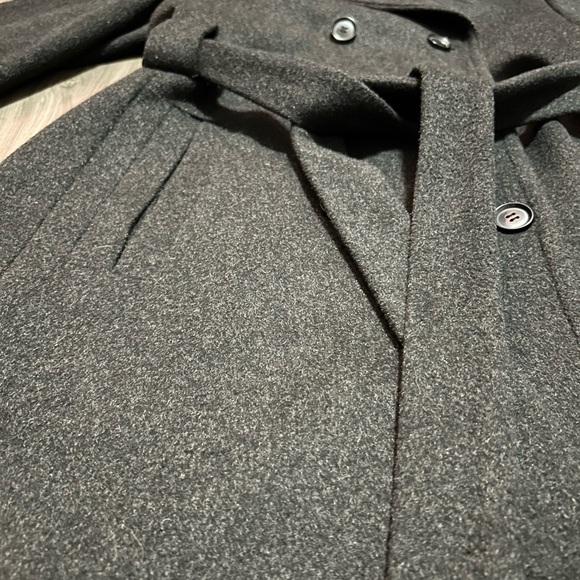 Chic Grey Double-Breasted Coat - Picture 4 of 6